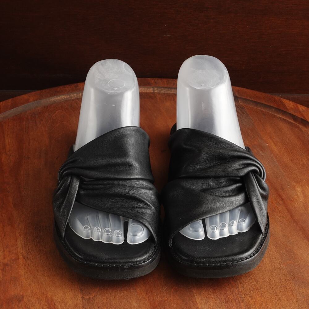 Vince Sandals Womens SZ 8 BLK Leather Slide Minimalist Coastal Flat Resort Shoes - Picture 2 of 14